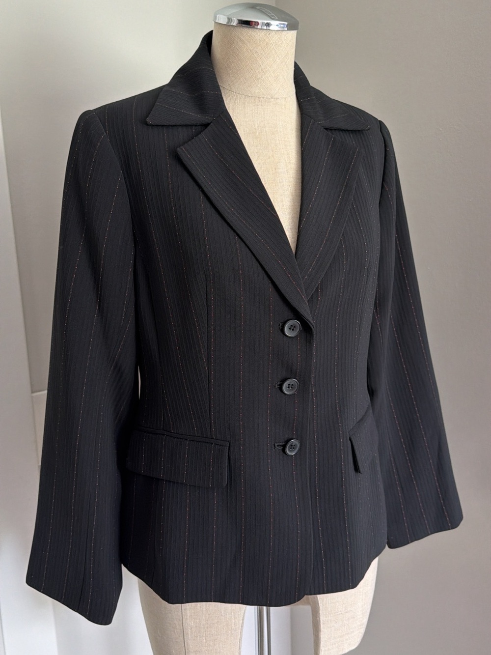 2000s Covington Petite Women’s Black Pink Pinstripe Lined 3-Button Blazer 8P